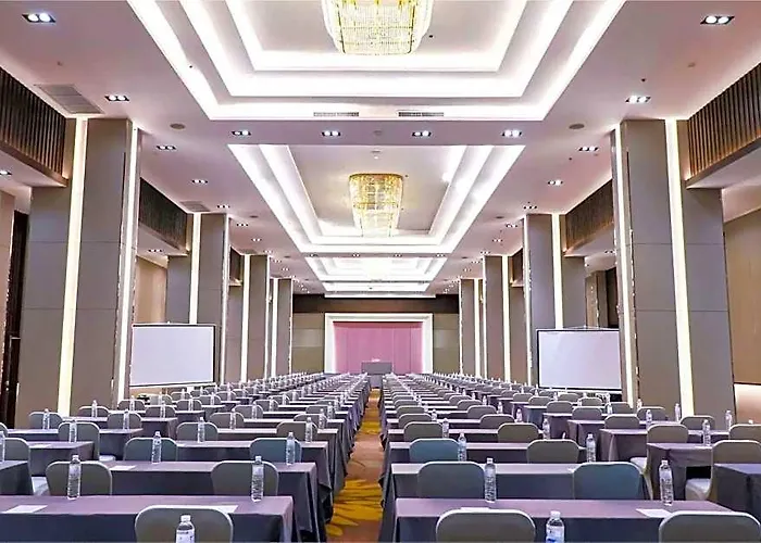 Hotel Airbus At Phawana Station 5*
